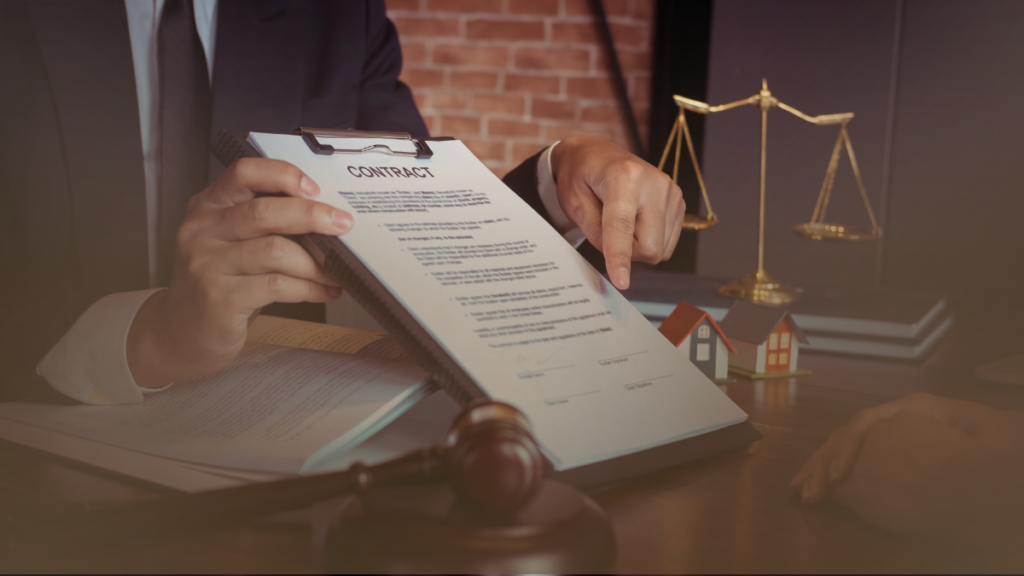 Advogado analisando contrato e documentos de imóvel em situação de inventário